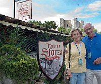 DSC 8983 Marianne and Thor in front of the Taverna Sforza and the castle